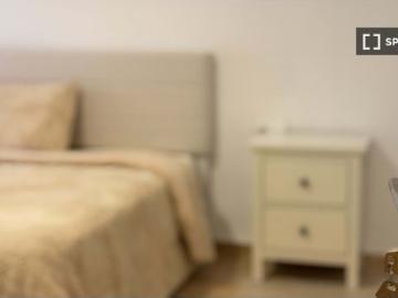Se alquila habitación en piso compartido de 6 habitaciones en Torrent, solo profesionales