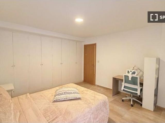 Se alquila habitación en piso compartido de 6 habitaciones en Torrent, solo profesionales