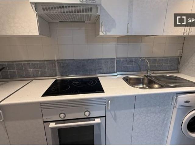 Se alquila habitación en piso compartido de 6 habitaciones en Trafalgar, gastos incluidos