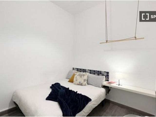 Se alquila habitación en piso compartido de 6 habitaciones en Universidad, gastos incluidos