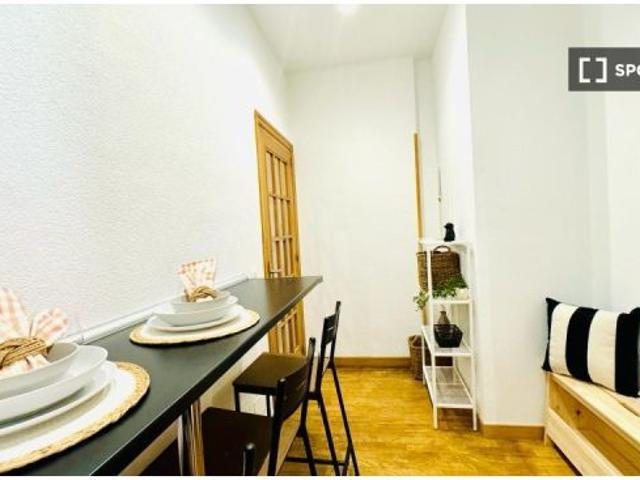 Se alquila habitación en piso compartido de 6 habitaciones en Vallehermoso para profesionales o estu
