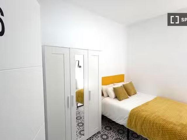 Se alquila habitación en piso compartido de 6 habitaciones en.