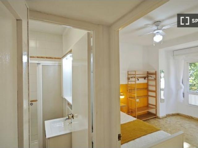 Se alquila habitación en piso compartido de 7 habitaciones en Cartagena, se aceptan profesionales