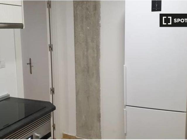 Se alquila habitación en piso compartido de 7 habitaciones en Centro Sagrario, solo profesionales