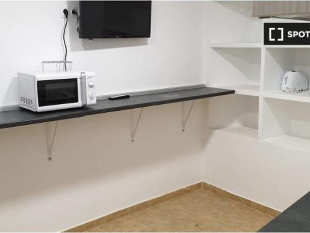 Se alquila habitación en piso compartido de 7 habitaciones en Centro Sagrario, solo profesionales