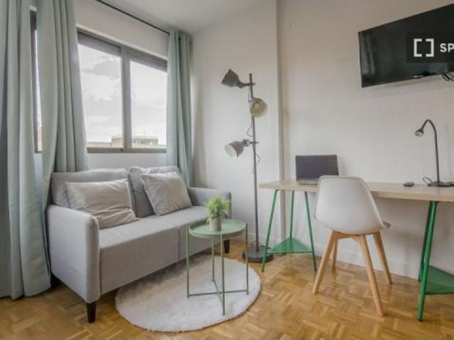 Se alquila habitación en piso compartido de 7 habitaciones en Estrella, todos los gastos incluidos