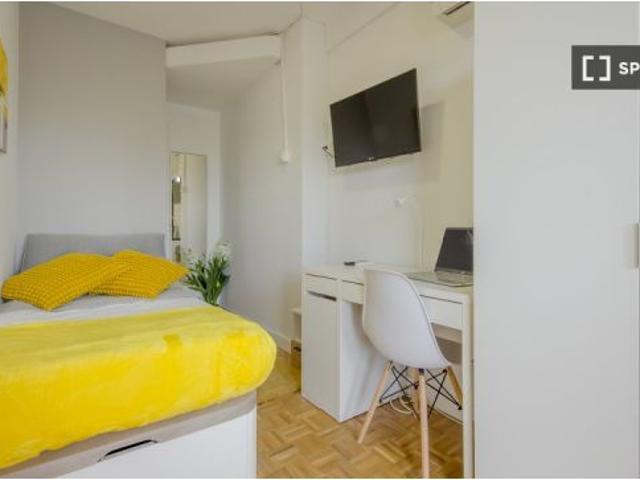 Se alquila habitación en piso compartido de 7 habitaciones en Estrella, todos los gastos incluidos