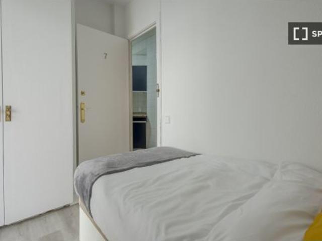 Se alquila habitación en piso compartido de 7 habitaciones en Estrella, todos los gastos incluidos