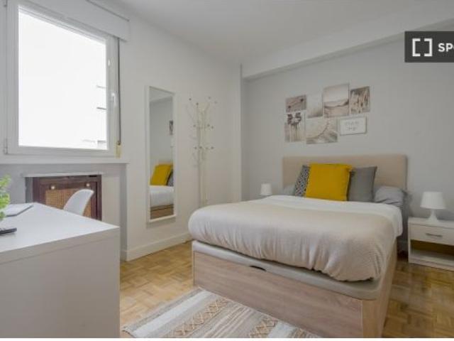 Se alquila habitación en piso compartido de 7 habitaciones en Estrella, todos los gastos incluidos