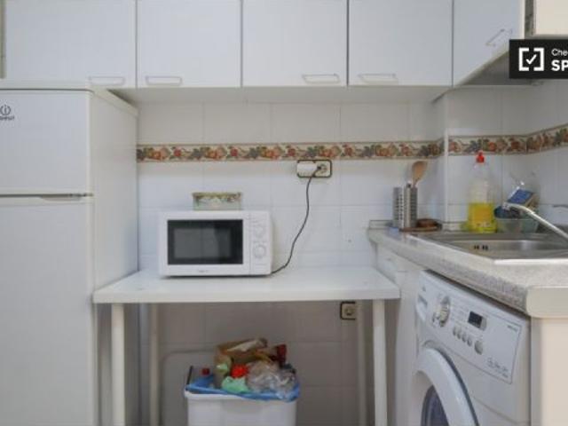Se alquila habitación en piso compartido de 7 habitaciones en Guindalera