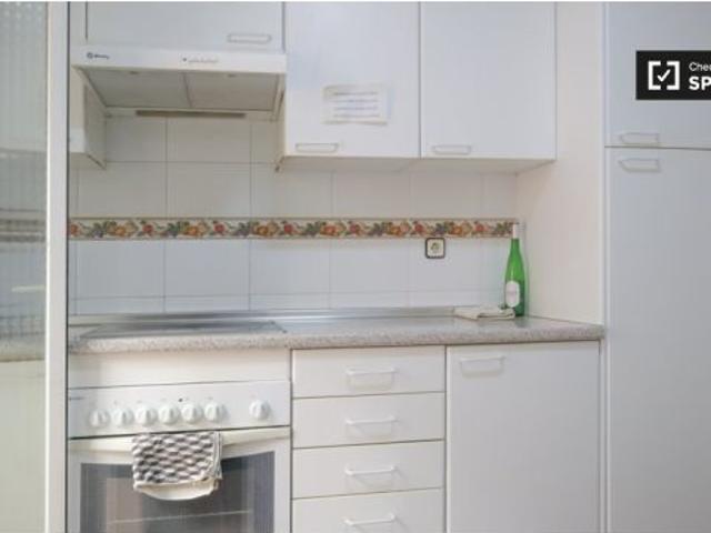 Se alquila habitación en piso compartido de 7 habitaciones en Guindalera