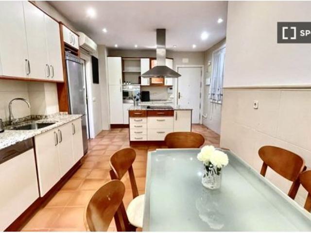 Se alquila habitación en piso compartido de 7 habitaciones en Goya, solo profesionales y estudiantes