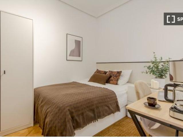 Se alquila habitación en piso compartido de 7 habitaciones en Goya, solo profesionales