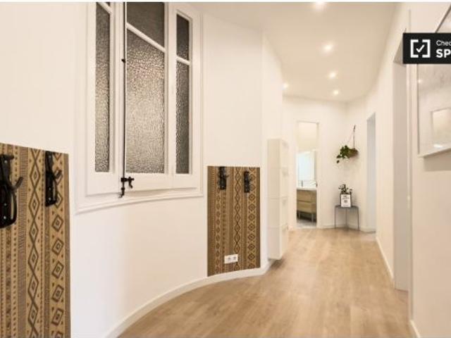 Se alquila habitación en piso compartido de 7 habitaciones en la Nova Esquerra de l' Eixampl