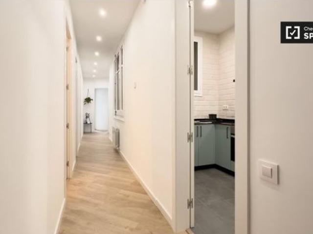 Se alquila habitación en piso compartido de 7 habitaciones en la Nova Esquerra de l' Eixampl