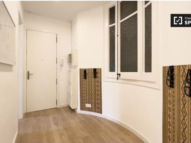 Se alquila habitación en piso compartido de 7 habitaciones en la Nova Esquerra de l' Eixampl