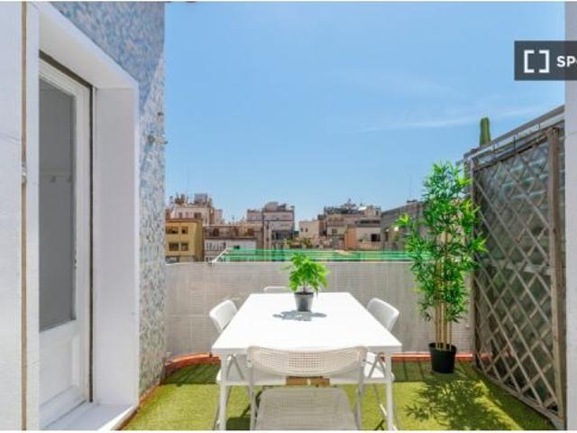 Se alquila habitación en piso compartido de 7 habitaciones en la Dreta de l' Eixample