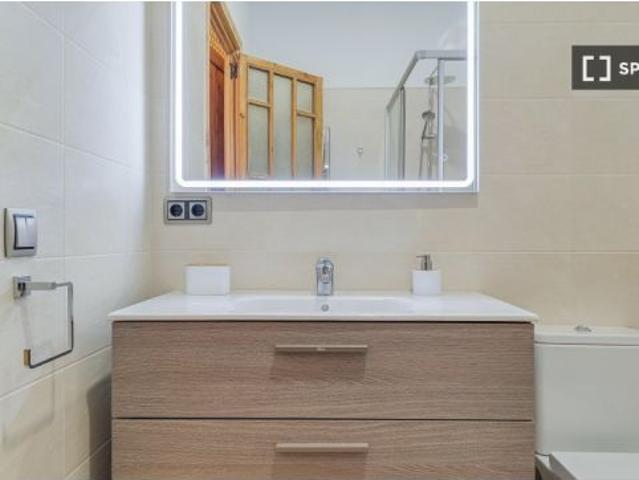 Se alquila habitación en piso compartido de 7 habitaciones en La Dreta de l' Eixample