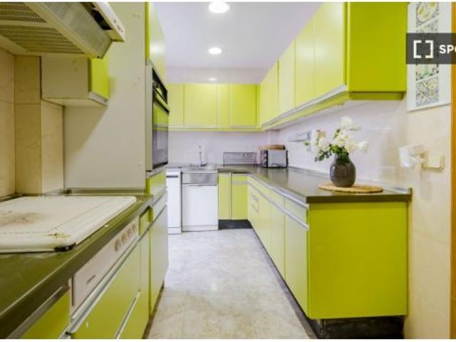 Se alquila habitación en piso compartido de 7 habitaciones en Pacífico, solo profesionales