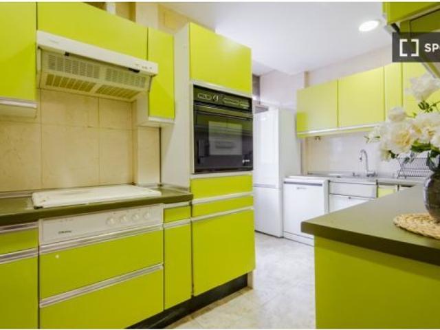 Se alquila habitación en piso compartido de 7 habitaciones en Pacífico, solo profesionales