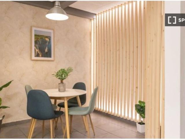 Se alquila habitación en piso compartido de 7 habitaciones en Palacio, solo profesionales