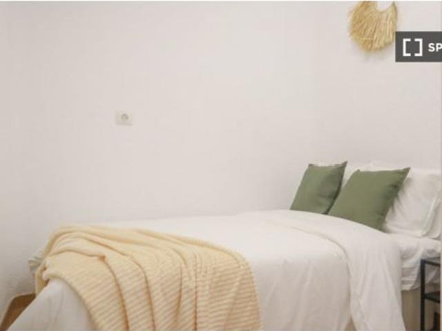 Se alquila habitación en piso compartido de 7 habitaciones en Recoletos, se admiten profesionales y