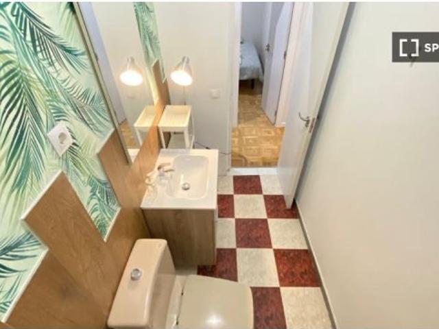 Se alquila habitación en piso compartido de 7 habitaciones en Sol