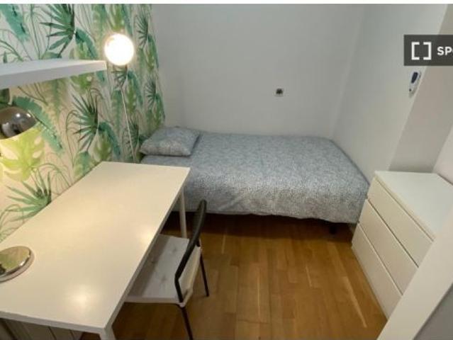 Se alquila habitación en piso compartido de 7 habitaciones en Sol
