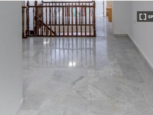 Se alquila habitación en piso compartido de 8 habitaciones en Murcia, solo chicas, se admiten pareja