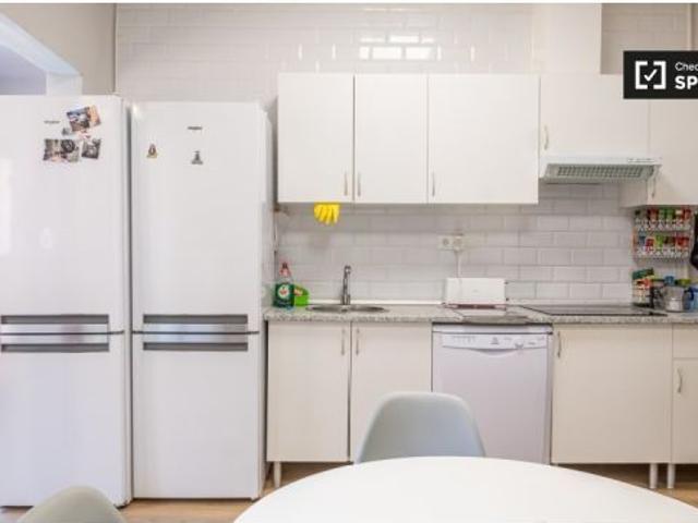Se alquila habitación en piso compartido de 8 habitaciones en Alcalá de Henares, ideal para estudian