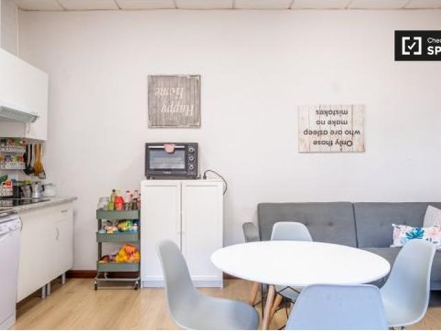 Se alquila habitación en piso compartido de 8 habitaciones en Alcalá de Henares, ideal para estudian