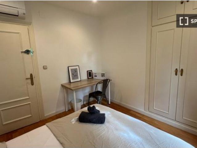 Se alquila habitación en piso compartido de 8 habitaciones en Aravaca, gastos incluidos
