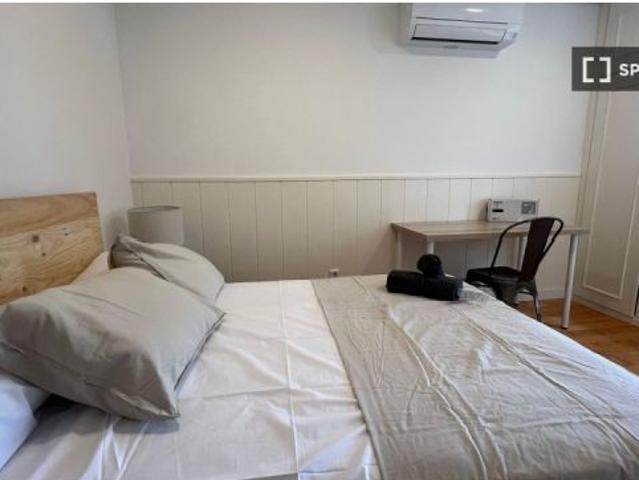 Se alquila habitación en piso compartido de 8 habitaciones en Aravaca, gastos incluidos