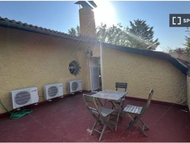 Se alquila habitación en piso compartido de 8 habitaciones en Aravaca, gastos incluidos