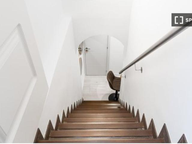 Se alquila habitación en piso compartido de 8 habitaciones en Berruguete, solo para profesionales y