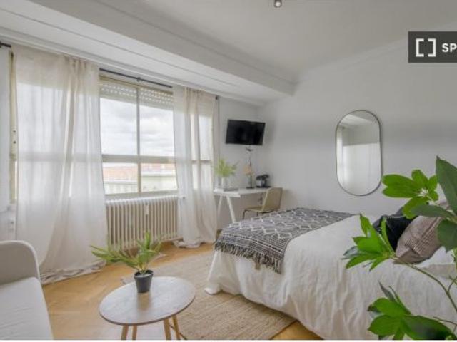 Se alquila habitación en piso compartido de 8 habitaciones en Ciudad Jardín, solo profesionales