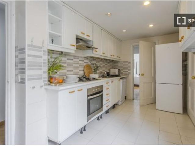 Se alquila habitación en piso compartido de 8 habitaciones en Ciudad Jardín, solo profesionales