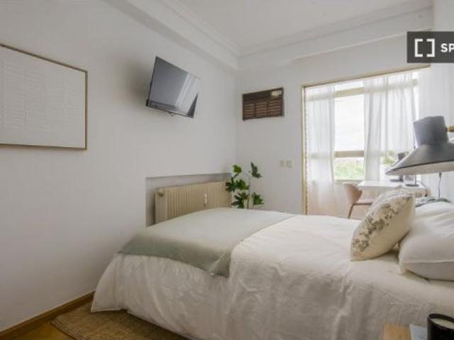 Se alquila habitación en piso compartido de 8 habitaciones en Ciudad Jardín, solo profesionales