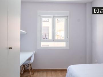 Se alquila habitación en piso compartido de 8 habitaciones en Getafe, solo estudiantes