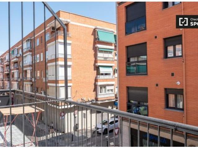 Se alquila habitación en piso compartido de 8 habitaciones en Getafe, solo estudiantes