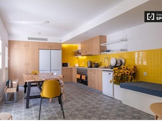 Se alquila habitación en piso compartido de 8 habitaciones en Getafe, solo estudiantes