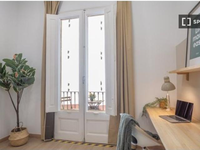 Se alquila habitación en piso compartido de 8 habitaciones en La Dreta de l' Eixample