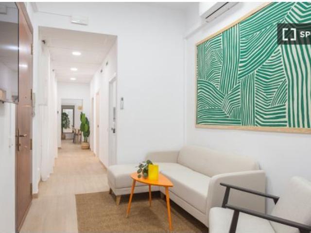 Se alquila habitación en piso compartido de 8 habitaciones en La Dreta de l' Eixample