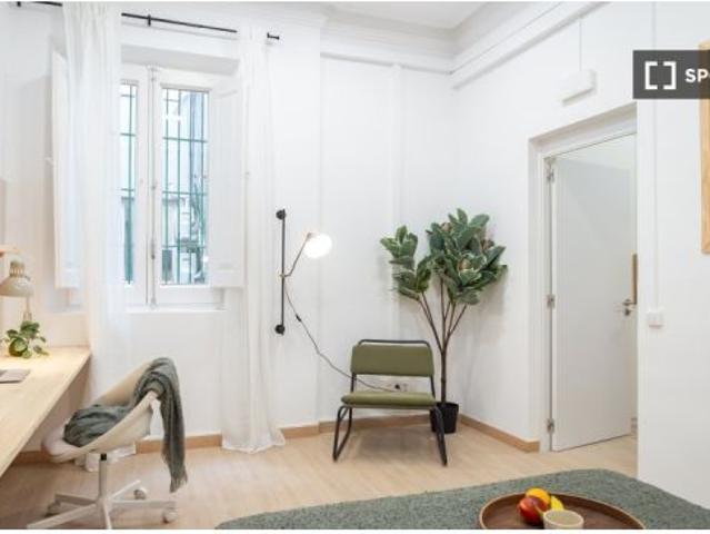 Se alquila habitación en piso compartido de 8 habitaciones en La Dreta de l' Eixample