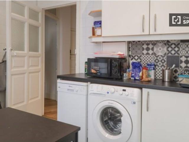 Se alquila habitación en piso compartido de 8 habitaciones en Palacio, profesionales y estudiantes