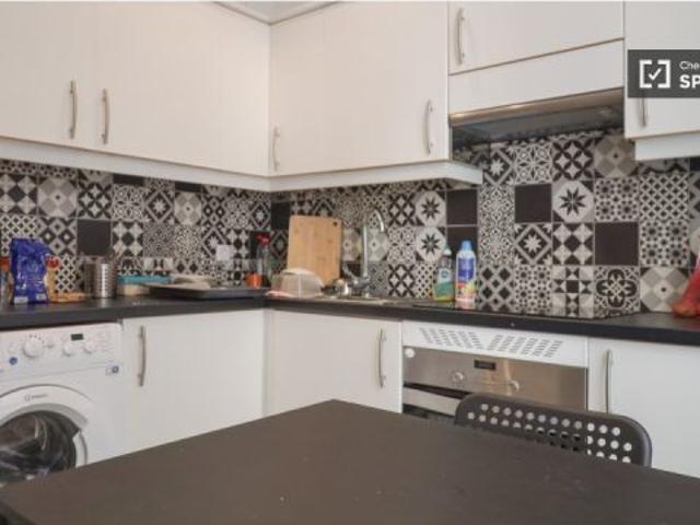 Se alquila habitación en piso compartido de 8 habitaciones en Palacio, profesionales y estudiantes