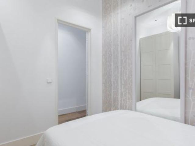 Se alquila habitación en piso compartido de 8 habitaciones en Palacio, profesionales y estudiantes