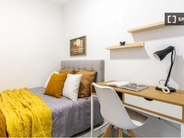 Se alquila habitación en piso compartido de 8 habitaciones en Sol, restricciones para inquilinos