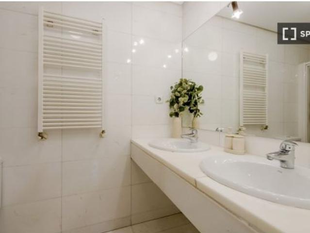 Se alquila habitación en piso compartido de 8 habitaciones en Valdefuentes