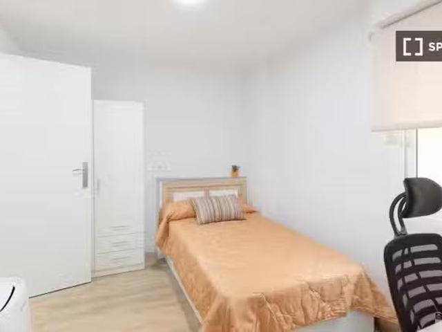 Se alquila habitación en piso compartido de 8 habitaciones en.